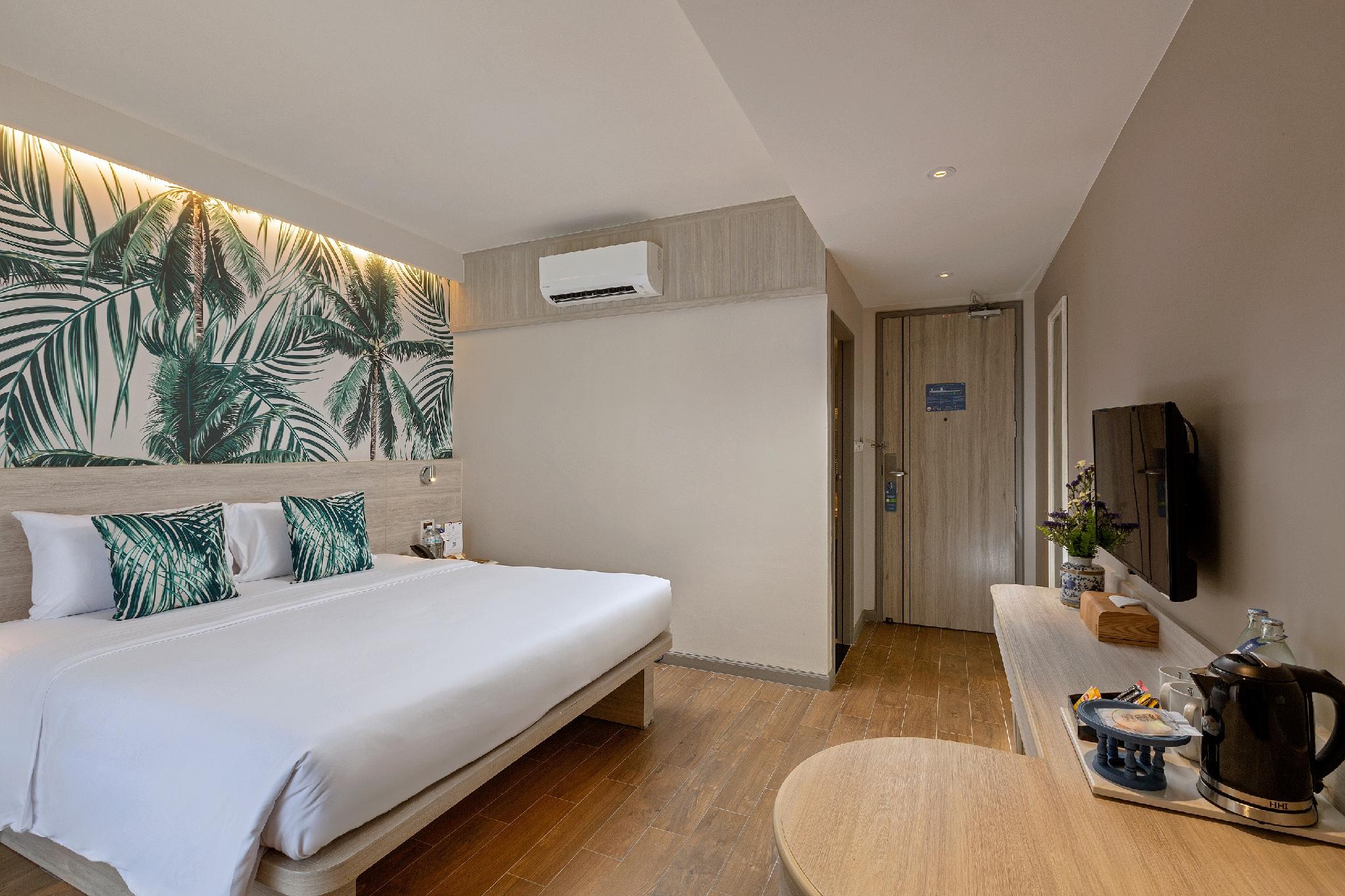 Room, King Bed, Pool Access