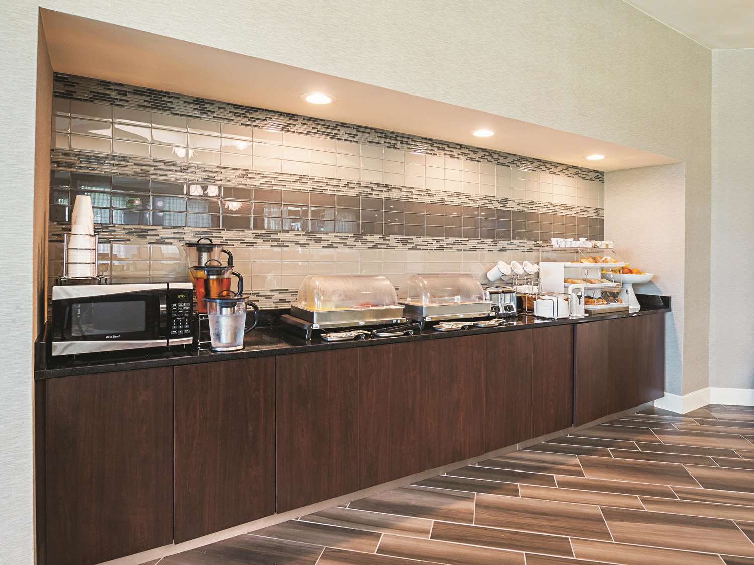 La Quinta Inn & Suites by Wyndham Fort Worth City View 5/48