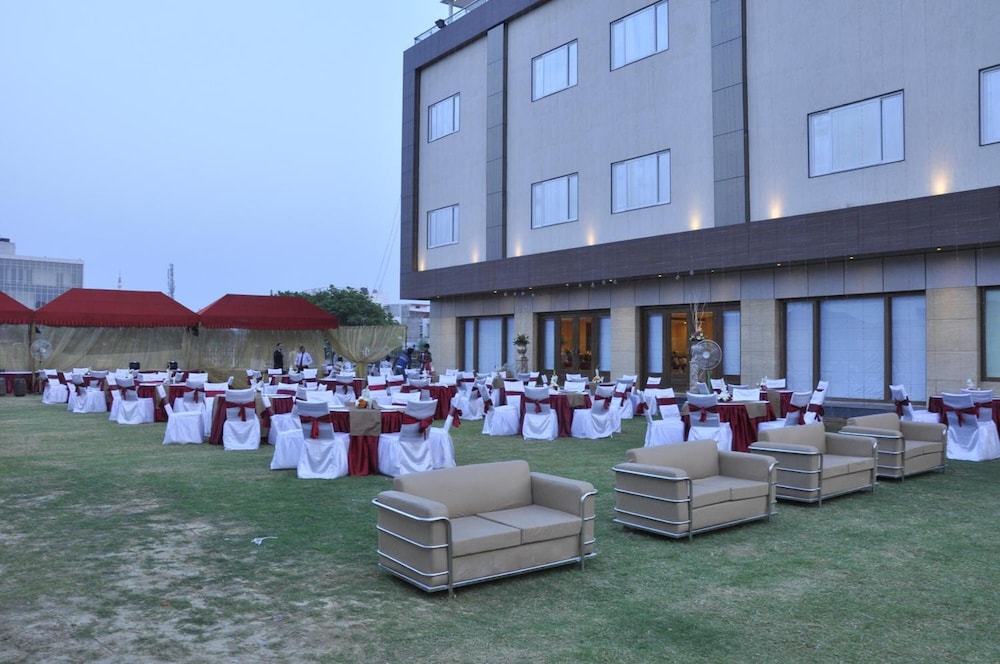 SAPNA CLARKS INN 46/47