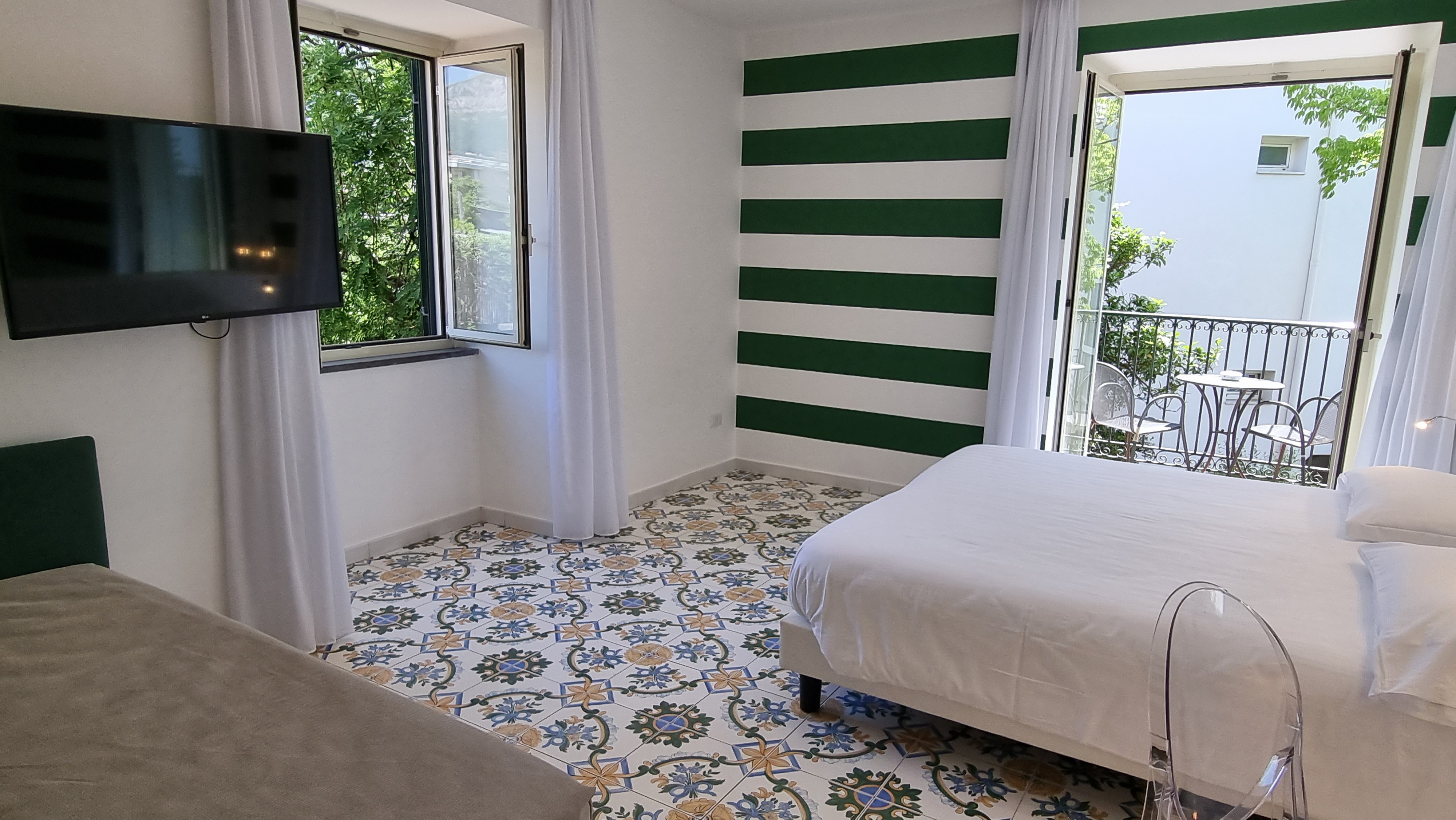 Room, Quadruple, Balcony or Patio 2/5