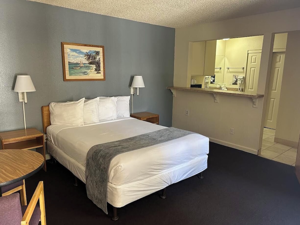 SUPERIOR, SINGLE, QUEEN BED