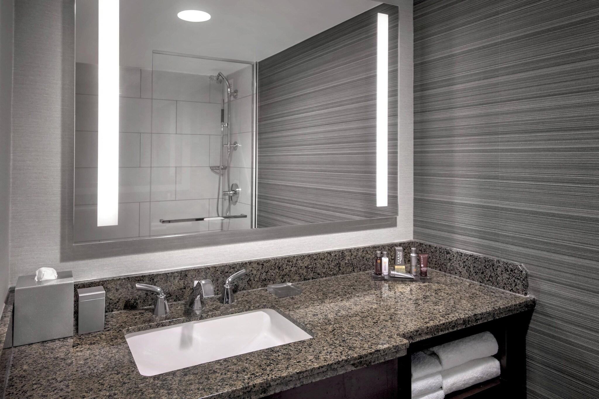غرفة بسرير مزدوج لذوي الإعاقة، Newark Liberty International Airport Marriott 4/5