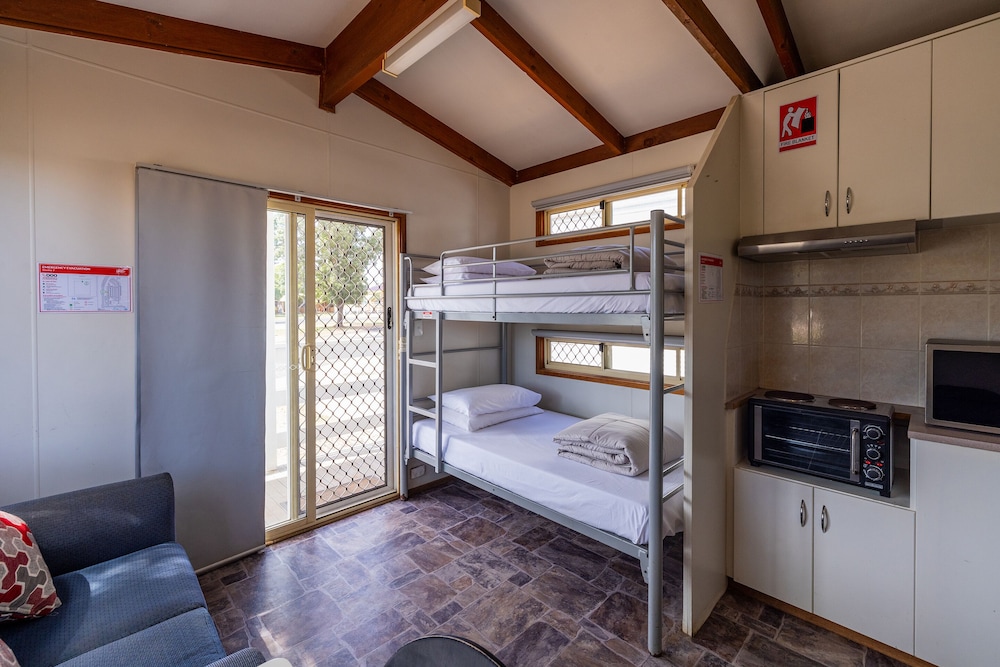 Studio, Cabin, Double and Bunk Bed، Nrma Dubbo Holiday Park 2/5