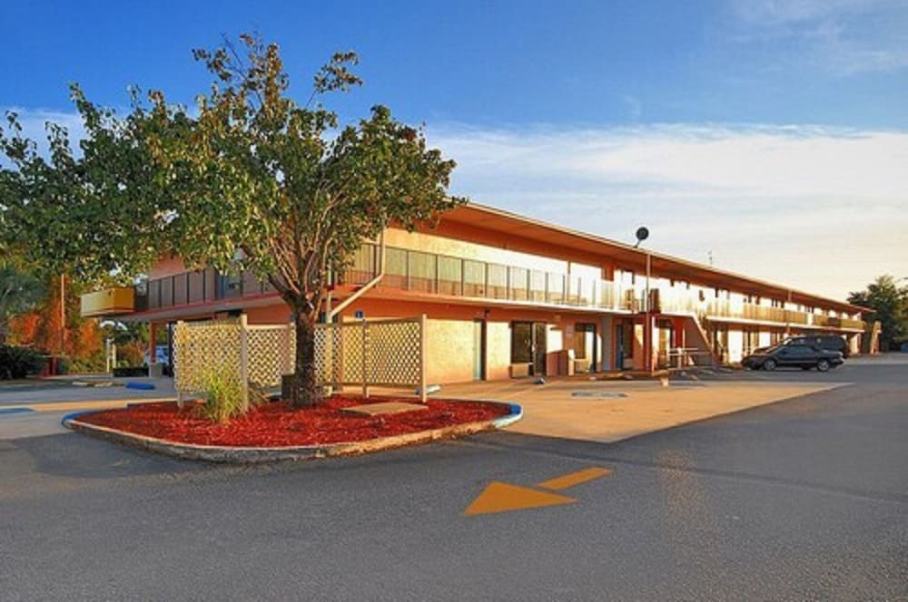 Super 6 Inn & Suites 38/40