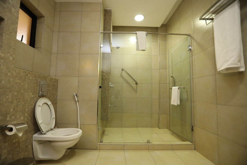 Bidwood Suite Hotel 50/50