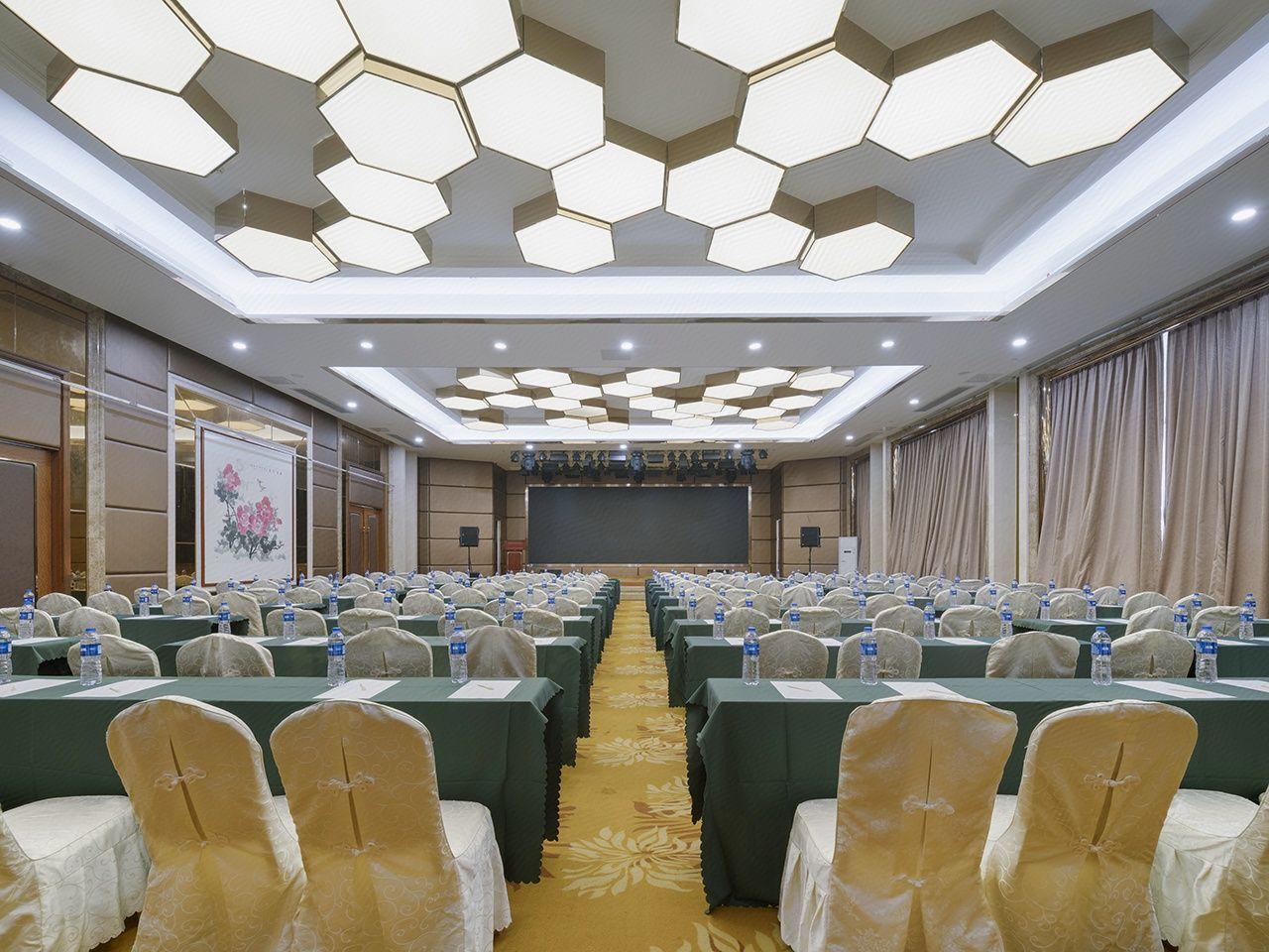 Vienna International Hotel (Huizhou South Railway Station, Wanda Plaza) 32/35
