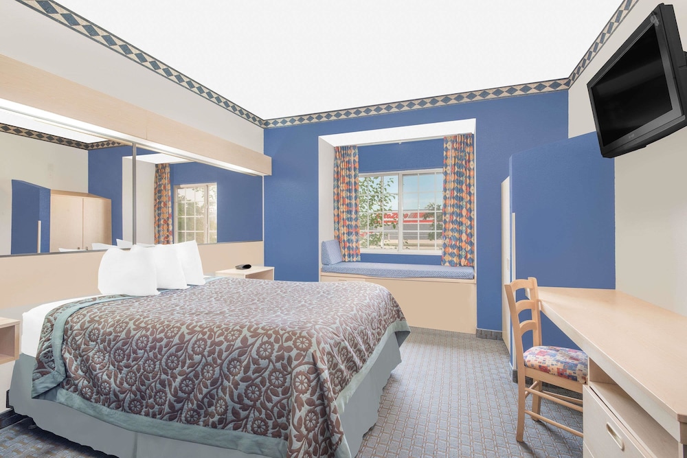 Days Inn & Suites By Wyndham Hutchinson 16/42