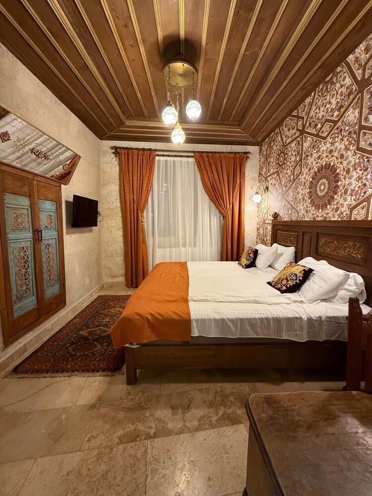 Serenus Cave Suites 11/50