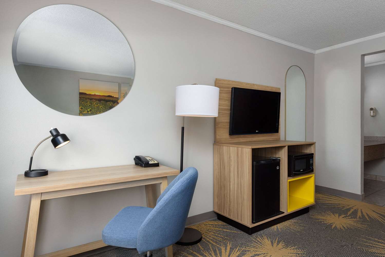 Days Inn & Suites By Wyndham Kansas City South 34/43