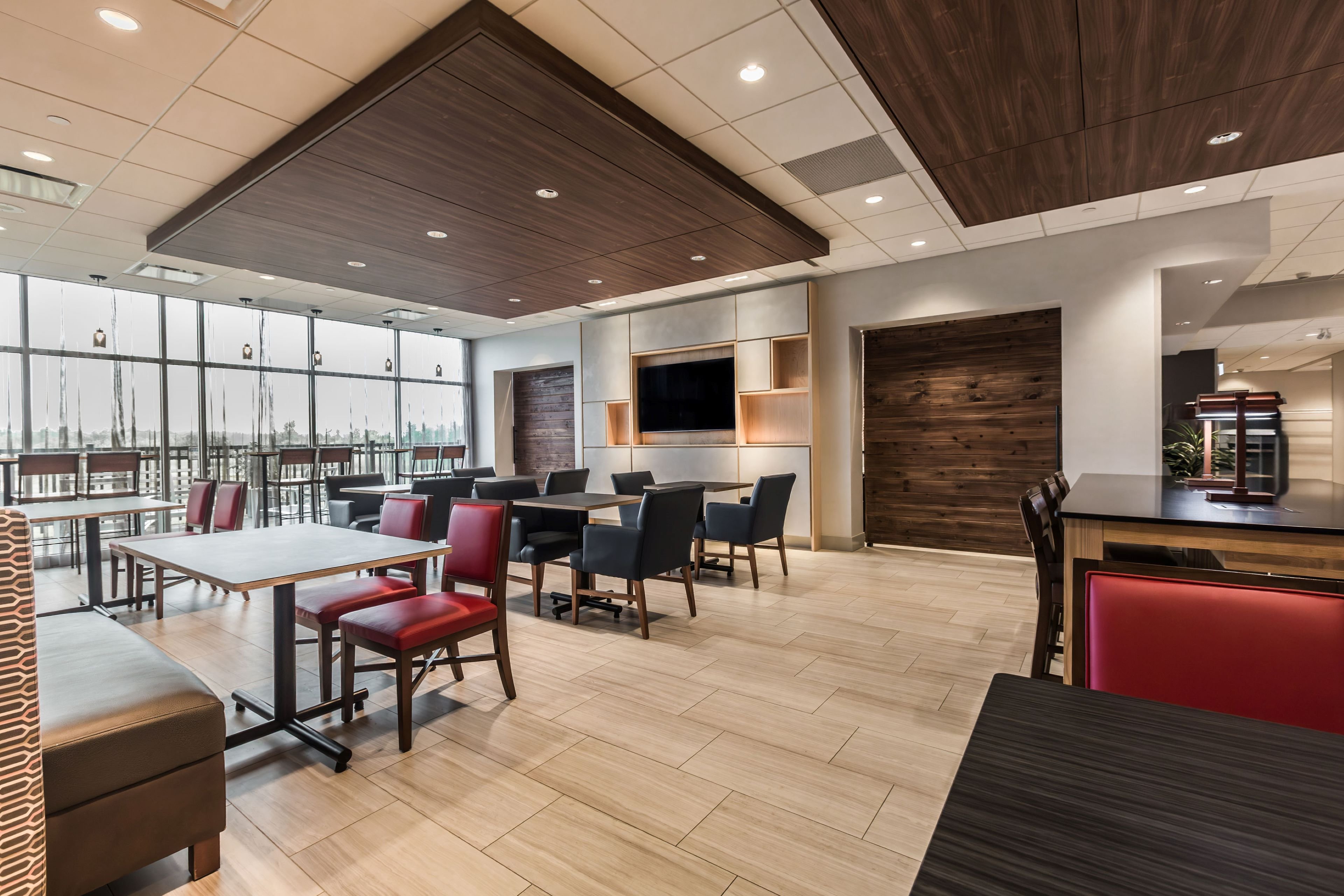 Holiday Inn Express and Suites Welland 47/65
