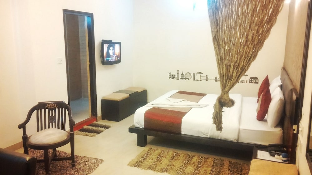 Hotel Delhi Aerocity 14/75
