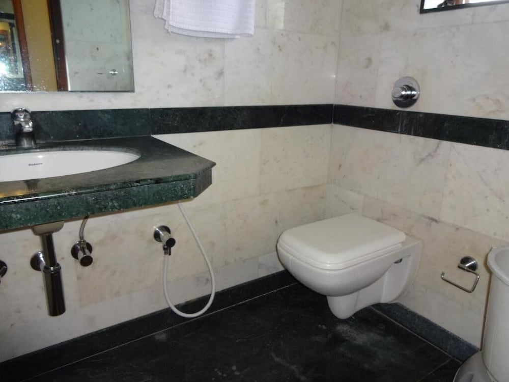 HOTEL NAHAR MANCHESTER INN 40/42