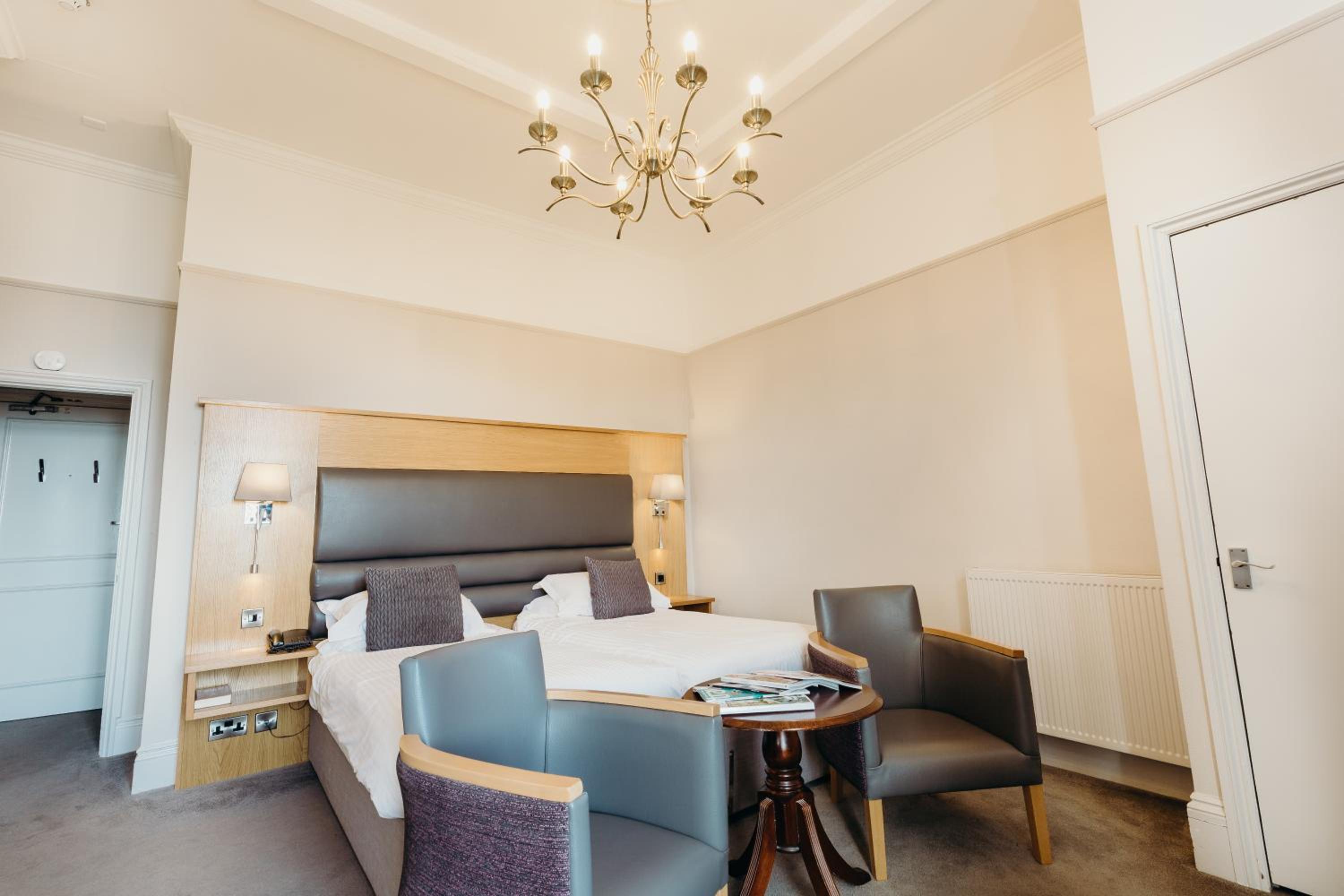 Feature, Double or Twin Bed