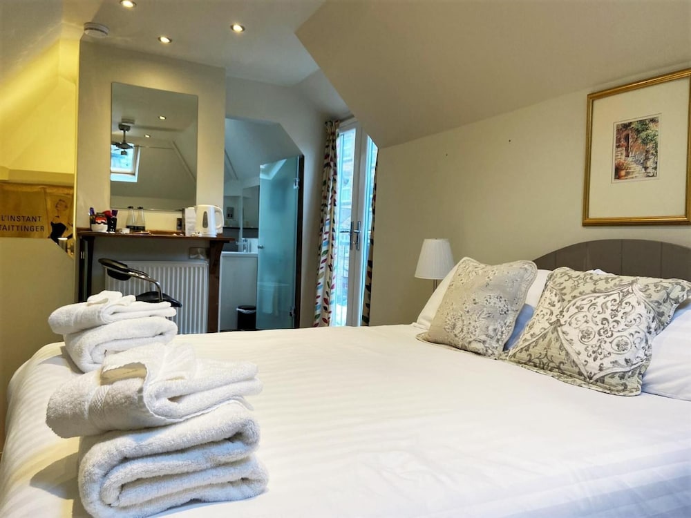 Inn at Cheltenham Parade 12/42