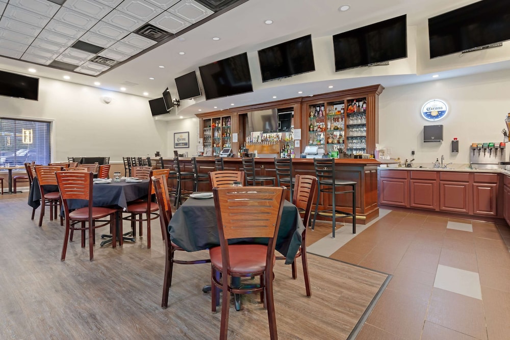 Clarion Hotel & Suites BWI Airport North 40/62