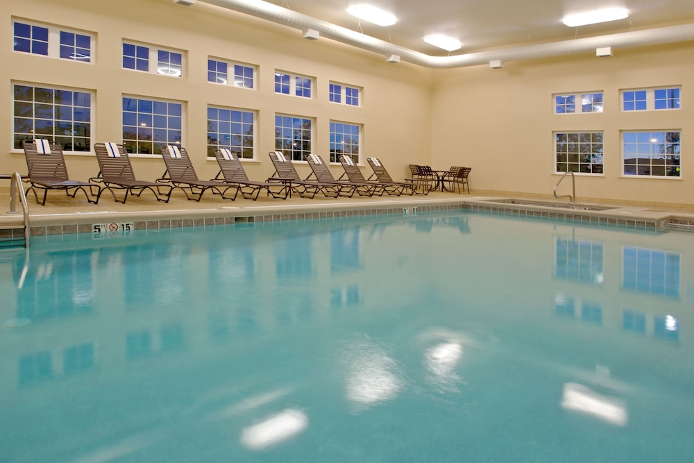 CANDLEWOOD SUITES POLARIS 8/39
