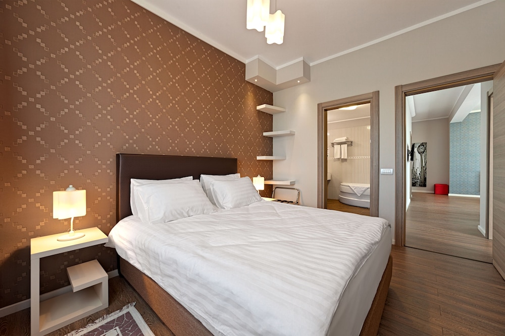 2 Bedrooms, Apartment, 2 Double Beds, Partial Lake View, Sofa, Balcony