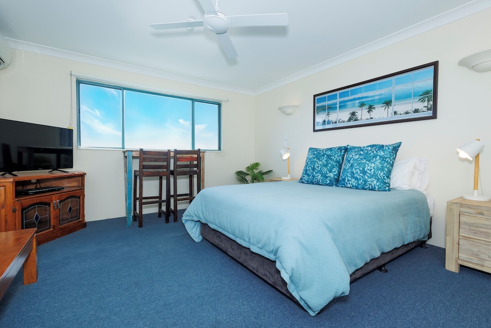 Currumbin Sands On the Beach 23/68