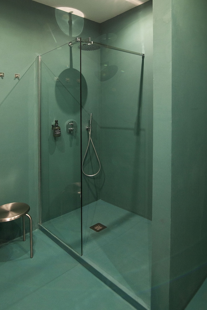 Seven Suites 56/58