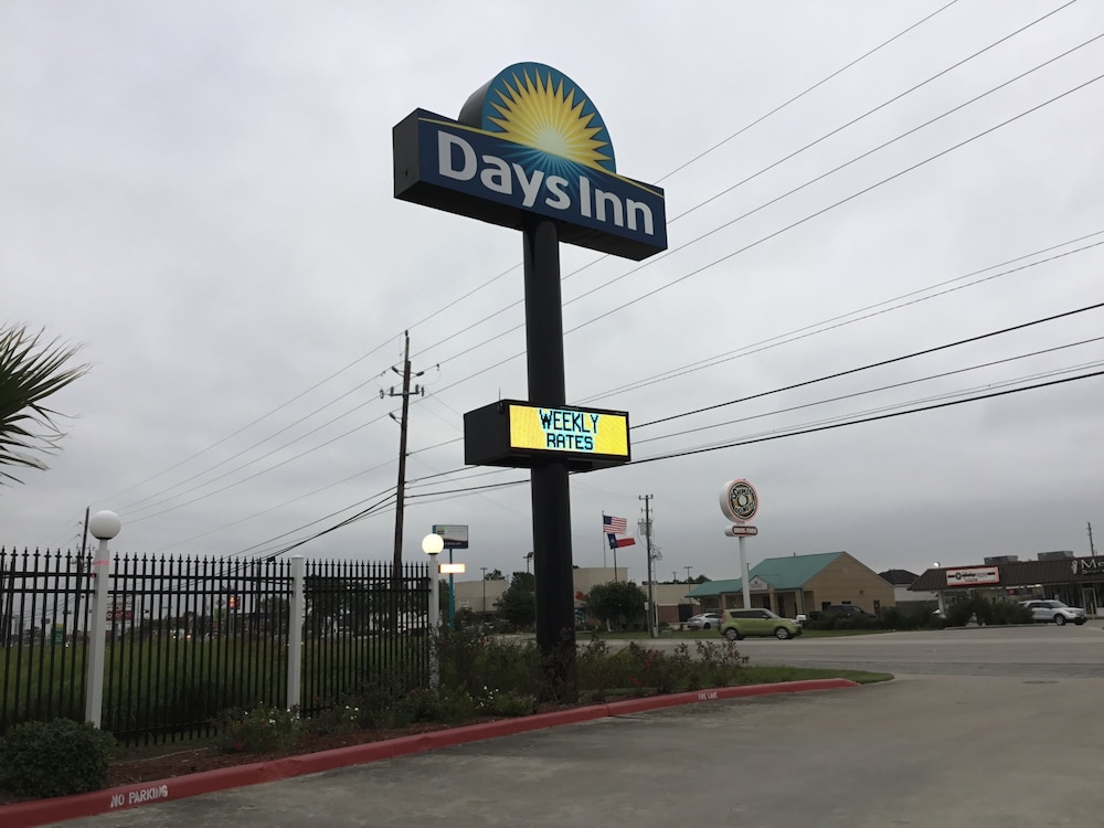 Days Inn By Wyndham Baytown East 2/50