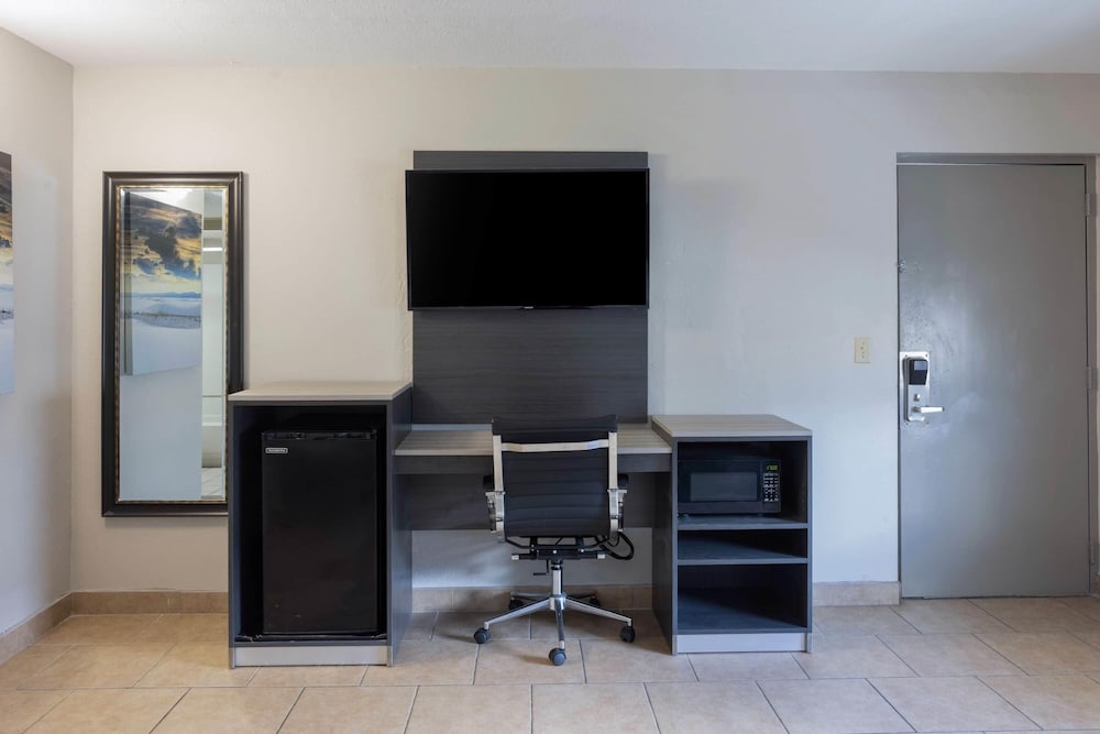 Travelodge by Wyndham Venice 37/46