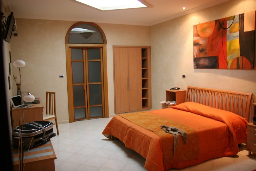 ROOM, SINGLE