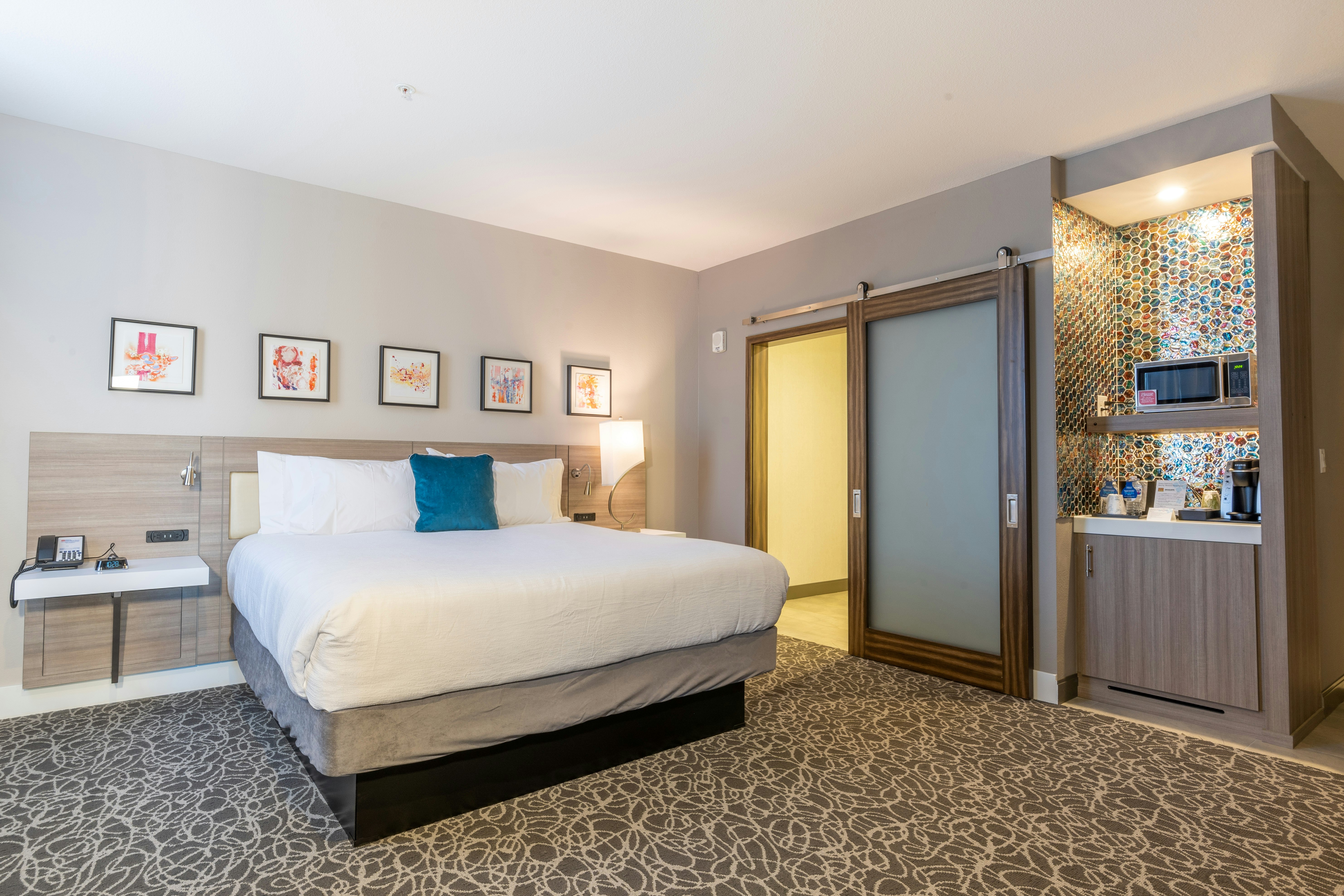 1 BEDROOM, SUITE, KING BED