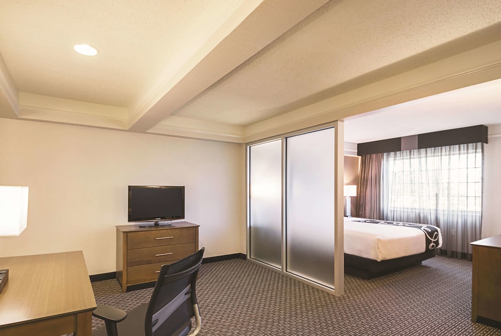 La Quinta Inn and Suites by Wyndham Austin Near The Domain 18/52