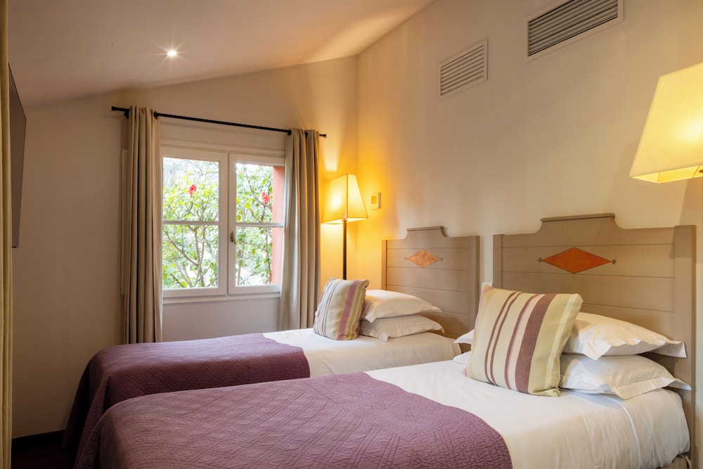 2 Bedrooms, Family Suite, King and Twin Beds, Garden View, 2 Bathrooms
