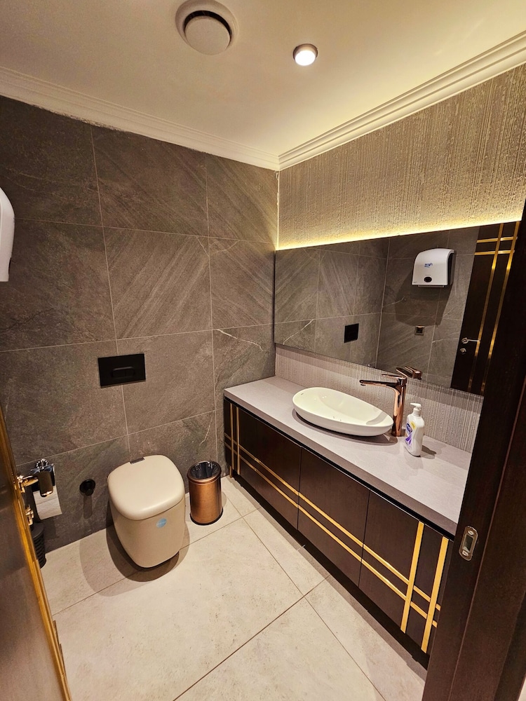 Asur Imperial Hotel 37/38
