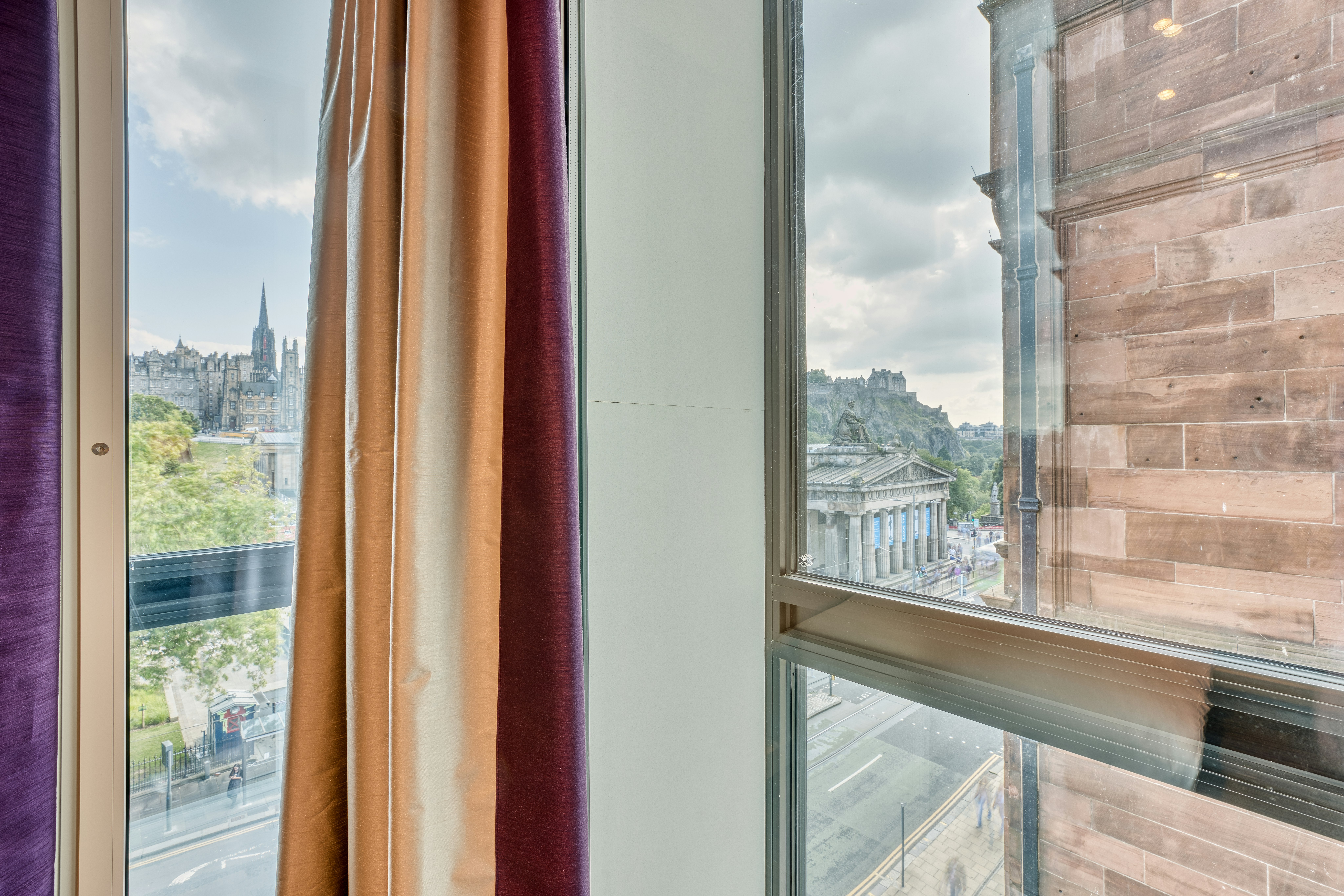 Premier Inn Edinburgh City Centre (Waverley) Hotel 32/34
