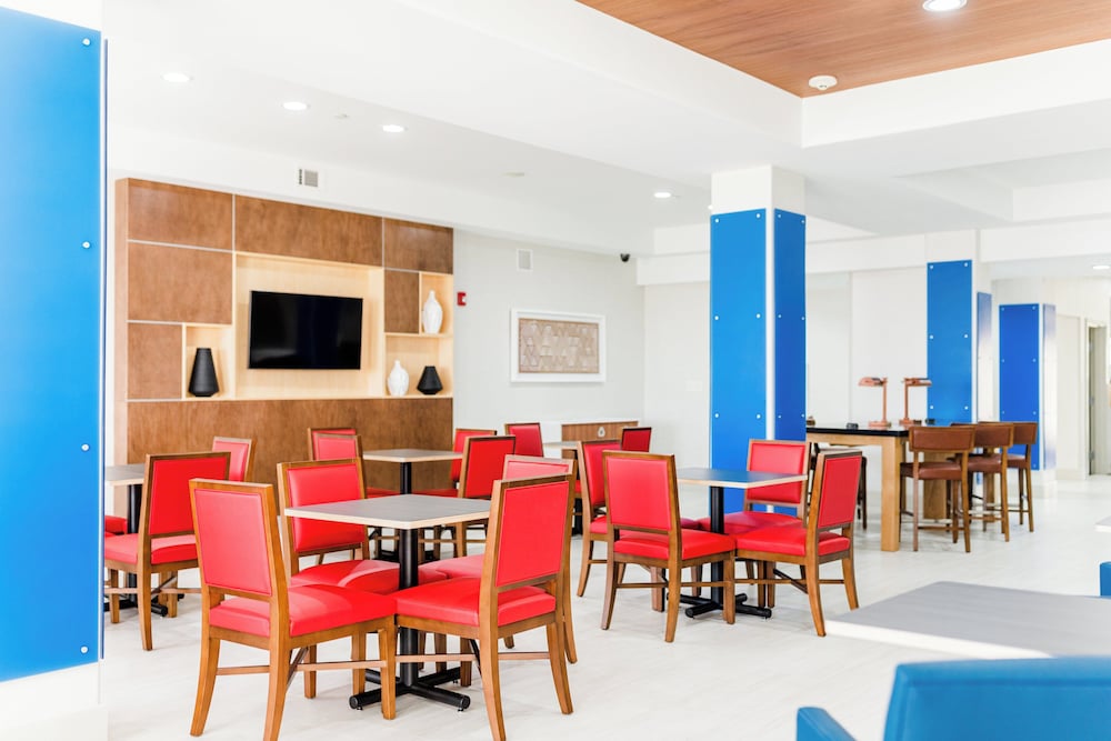 Holiday Inn Express Hotel and Suites Greenville 47/64