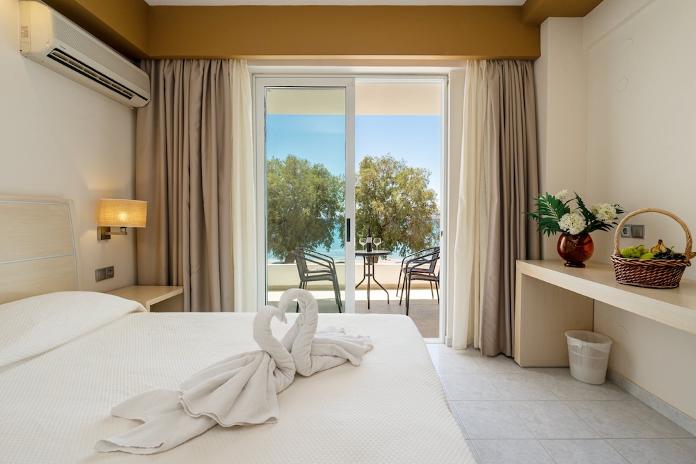 Kamari Plus Hotel 16/49