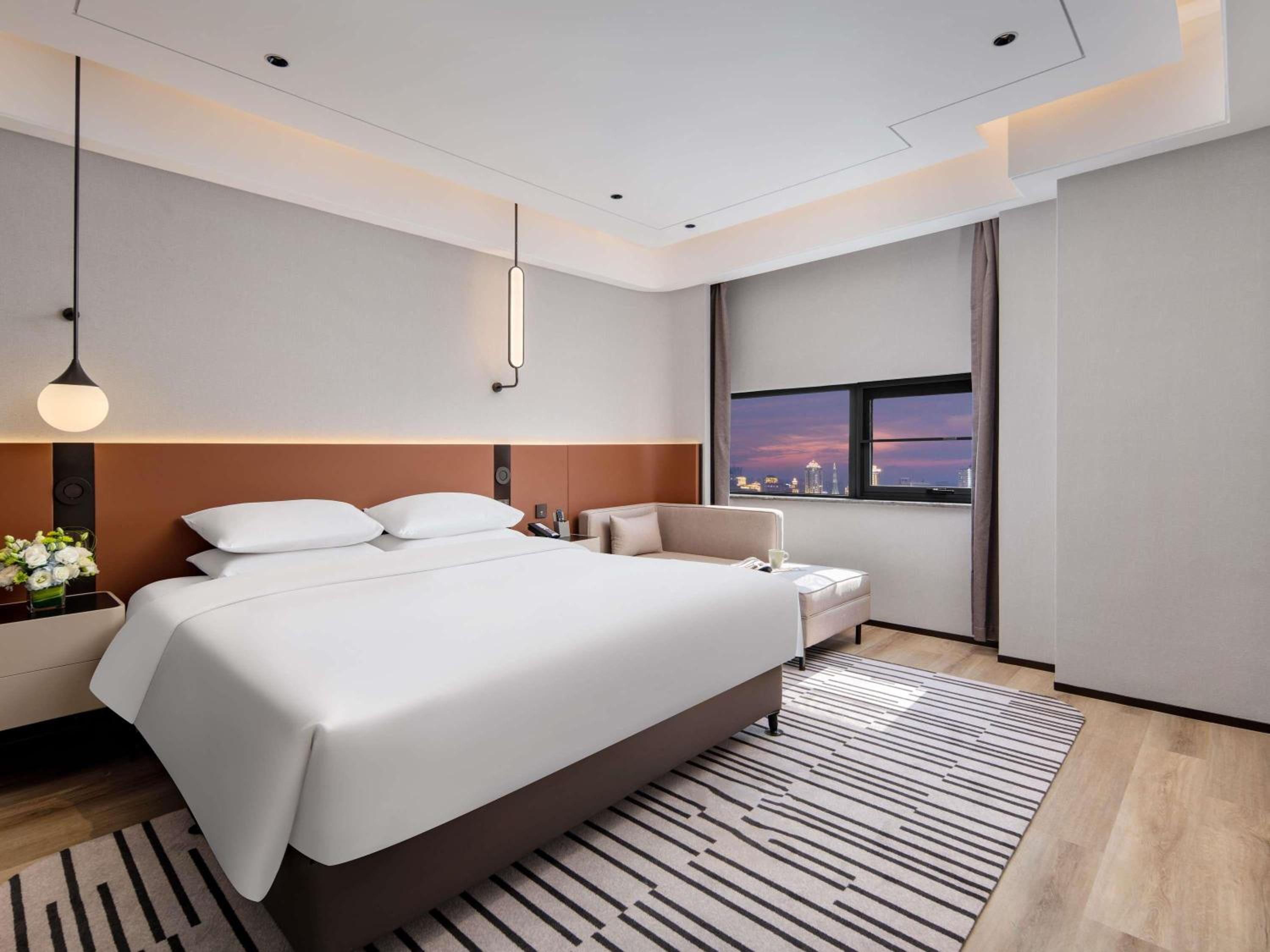 SUITE, KING BED, GARDEN VIEW