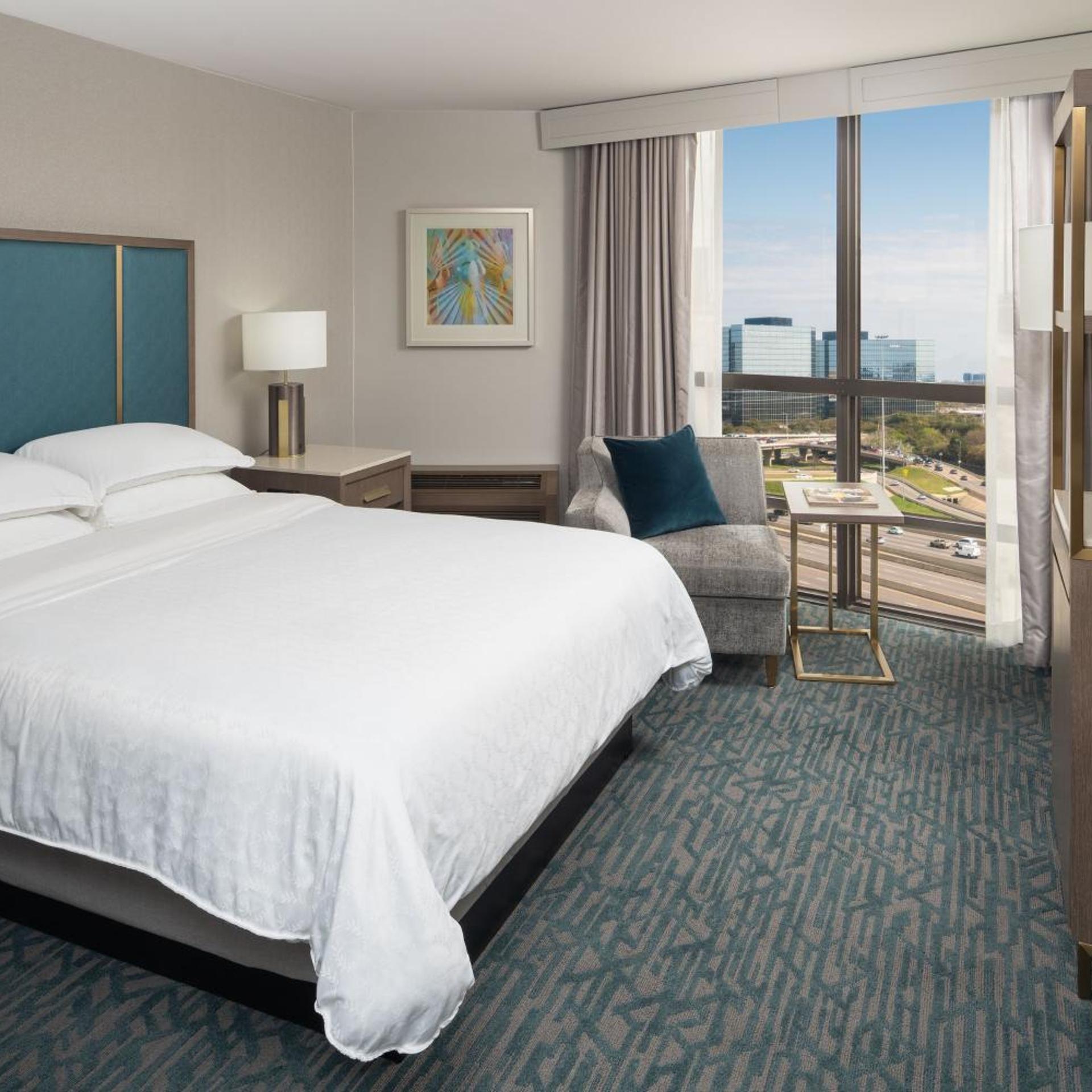 Guest Room, King Bed, Club Floor