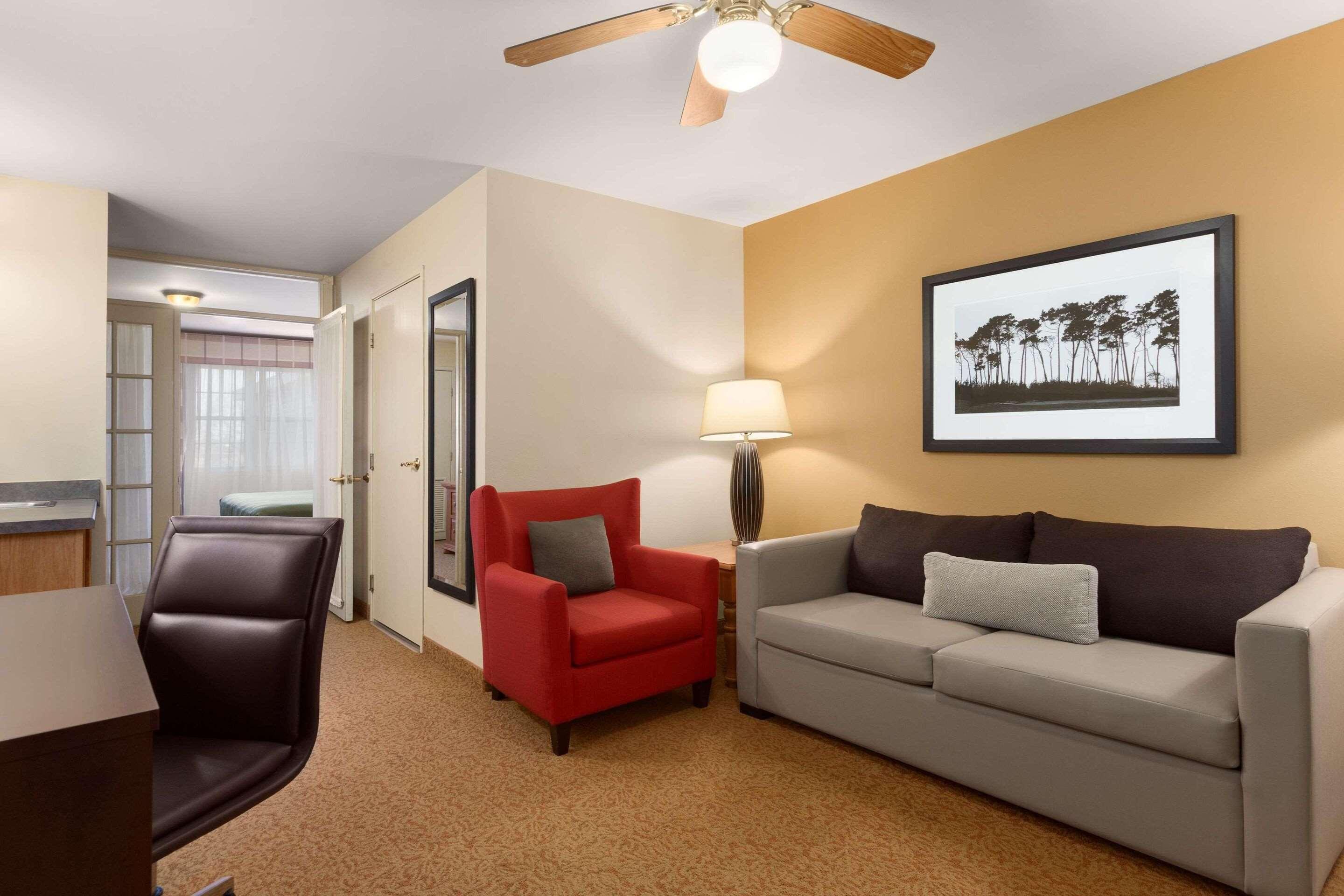 SUITE, KING BED