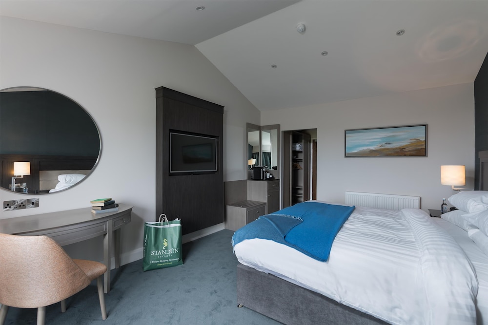EXECUTIVE, DOUBLE OR TWIN BED