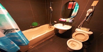 Fuchia Hotel 40/40