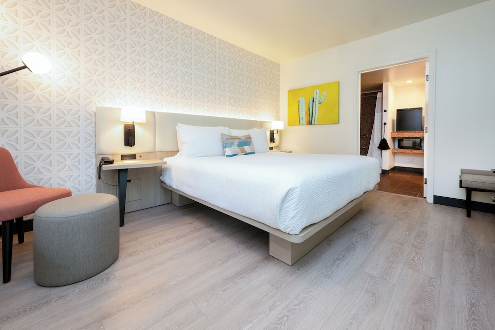 ROOM, KING BED, BATHTUB