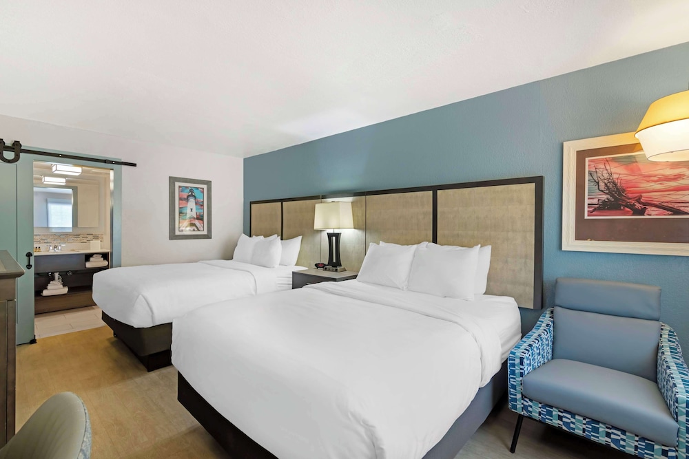 غرفة قياسية بسريرين كوين، Best Western Plus St. Simons 2/6