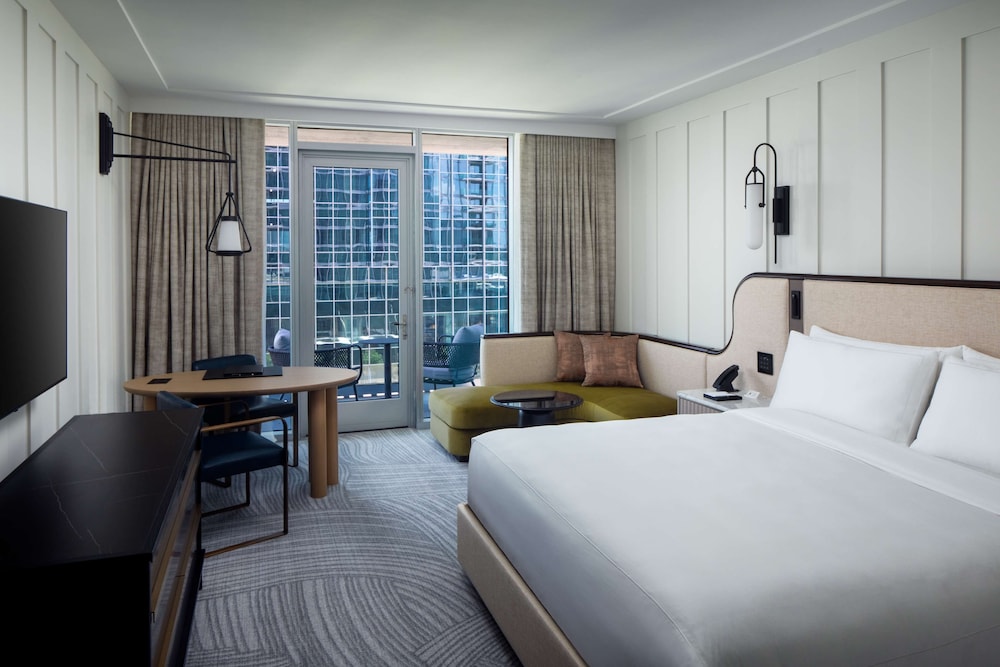 ROOM, KING BED, BALCONY