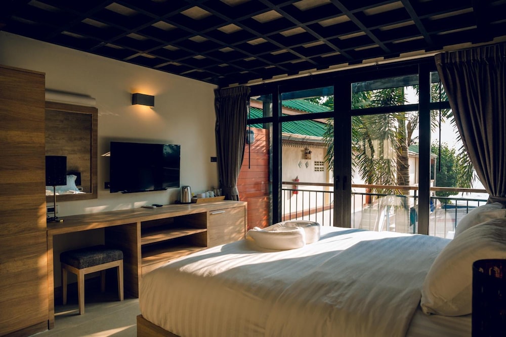 15 Palms Beach Resort 14/56