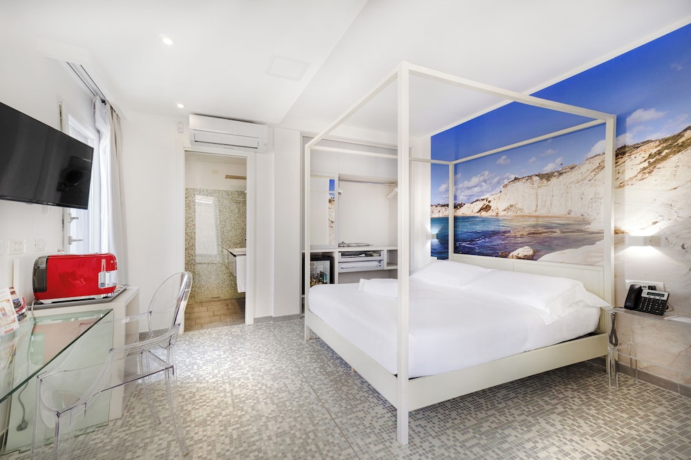 Mini, Queen Bed, Annex