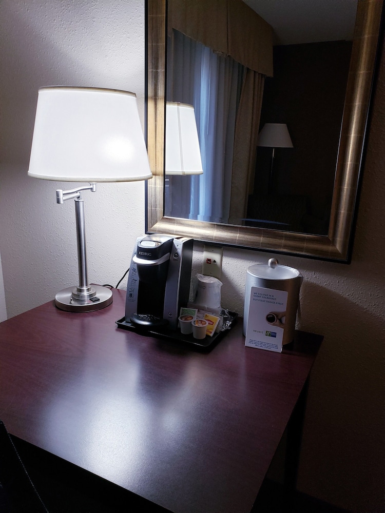 Holiday Inn Express Hotel Suites Concordia Us81 53/59