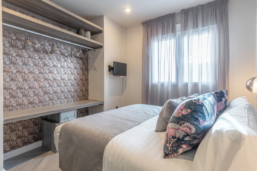 1 Bedroom, Family, Apartment, Queen Bed, City View, Sofa