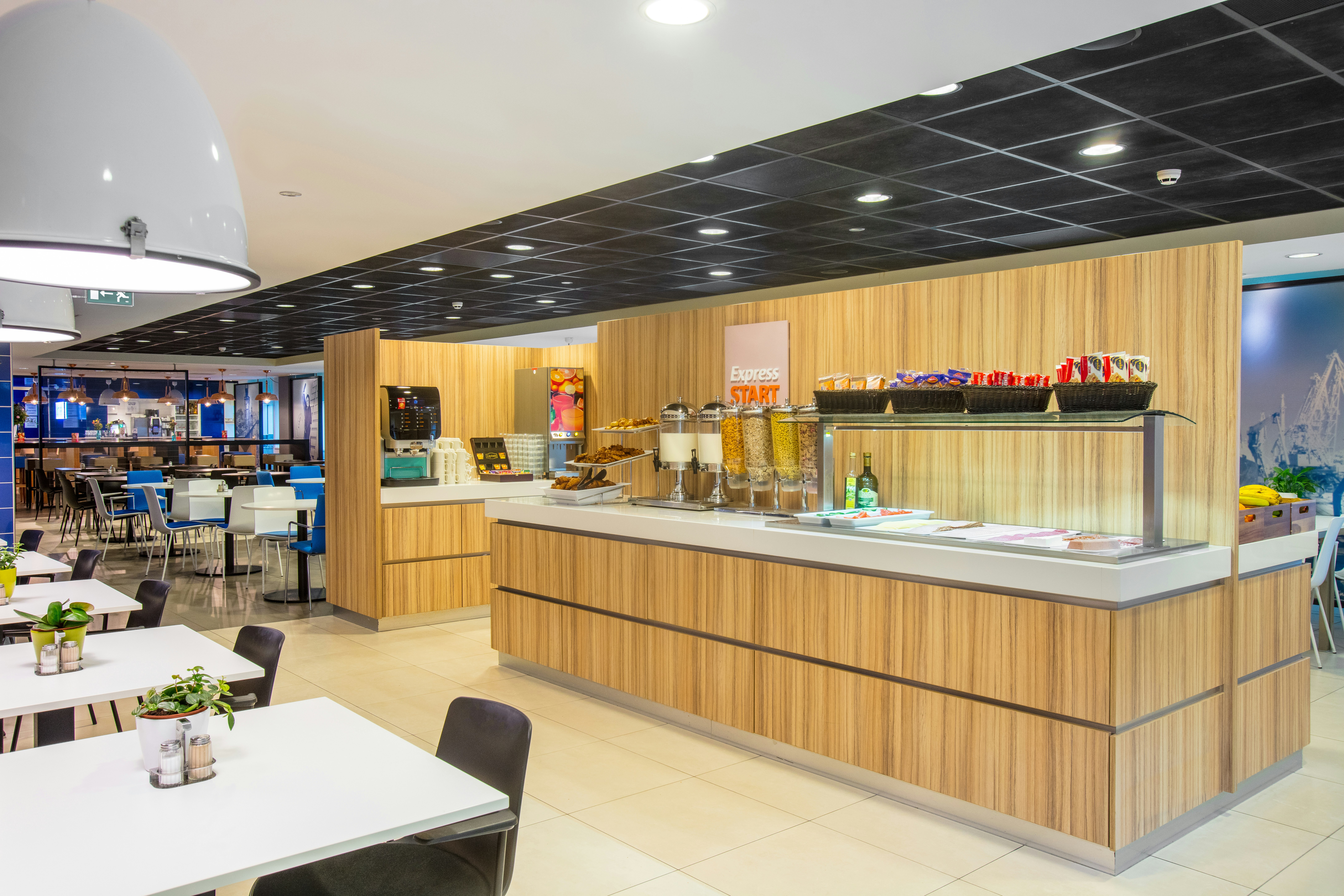 HOLIDAY INN EXPRESS ROTTERDAM - CENTRAL STATION 44/60