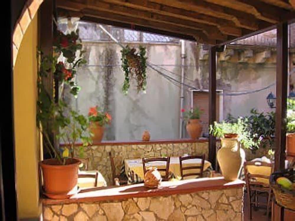 ALBERGO DIFFUSO BORGO SANTA CATERINA 49/68