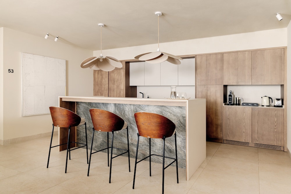 Host Villas & Suites 48/50
