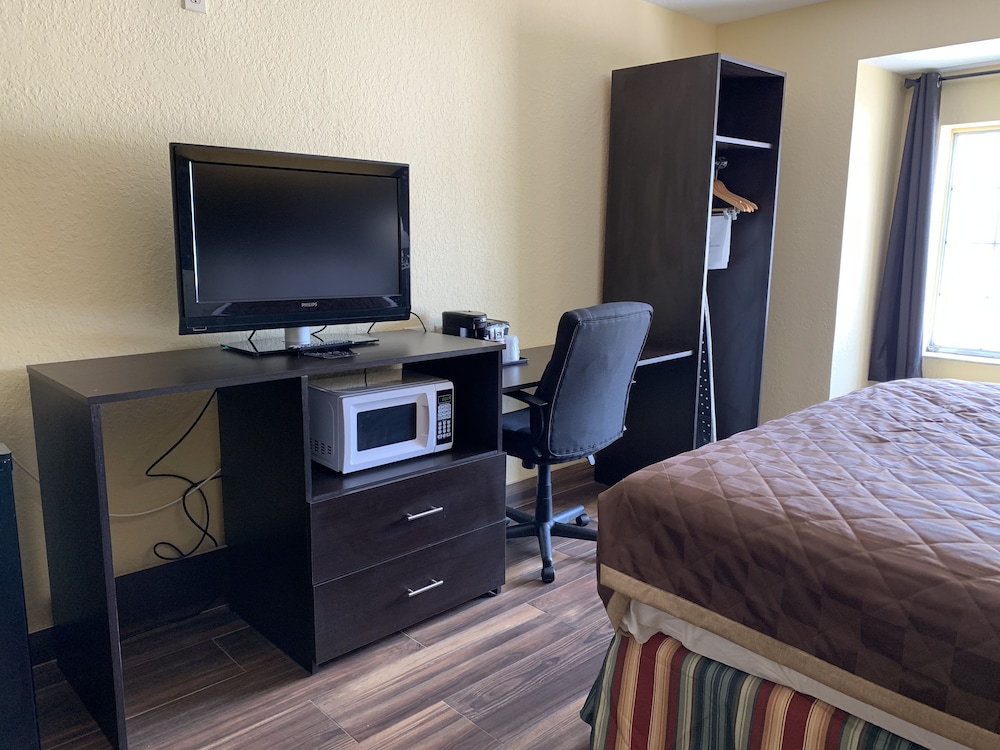 Days Inn And Suites By Wyndham Tampa Raymond James Stadium 32/51