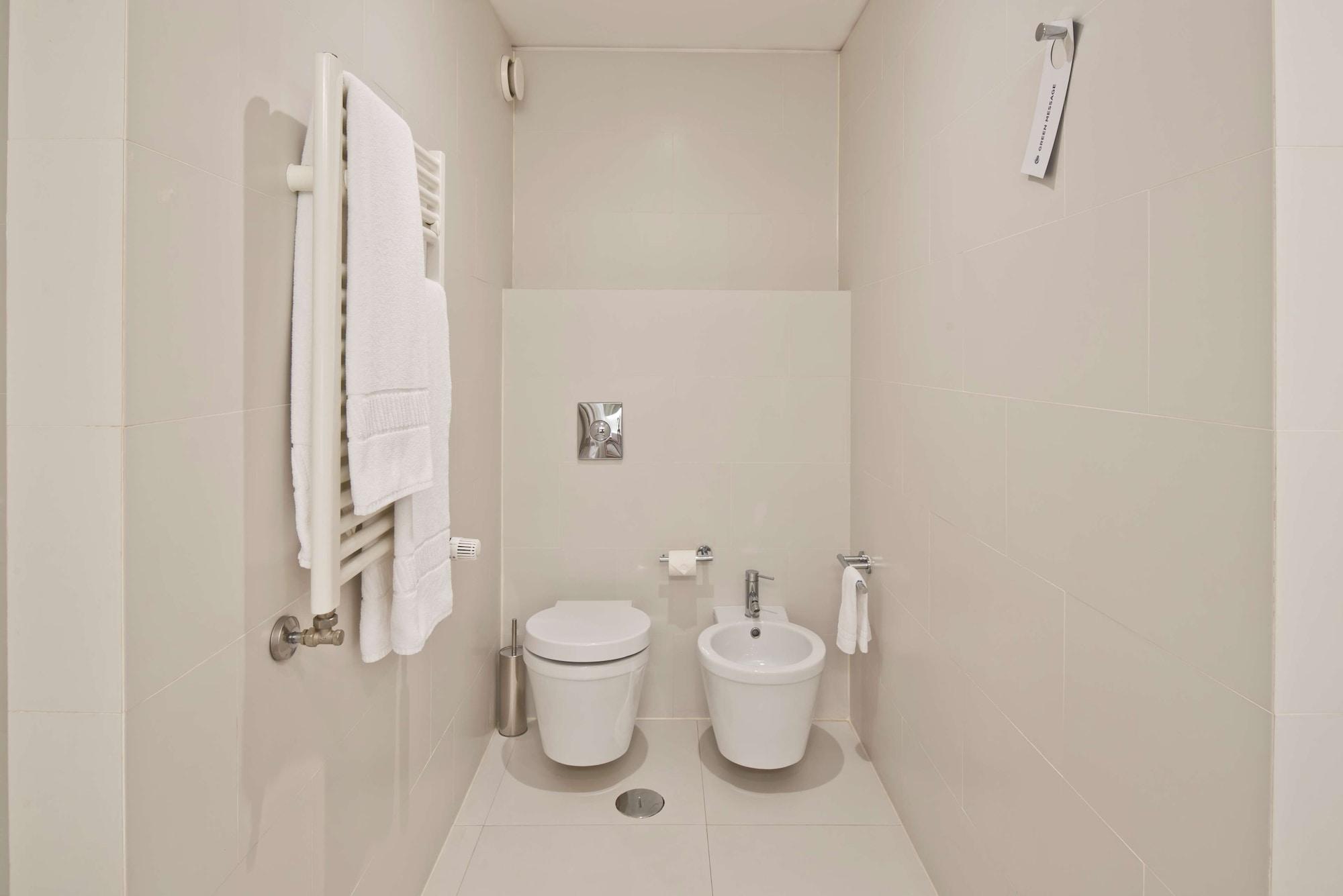 جناح بسرير مزدوج بحوض استحمام، Golden Tulip Sao Joao da Madeira Hotel 4/5